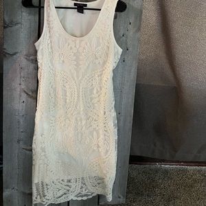 Size medium beautiful lace dress. It hugs your body and it’s very flattering.